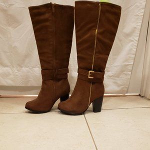 NWOT Brown heeled boots with buckle